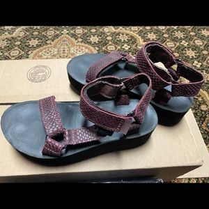 Teva Leather Universal Flatform